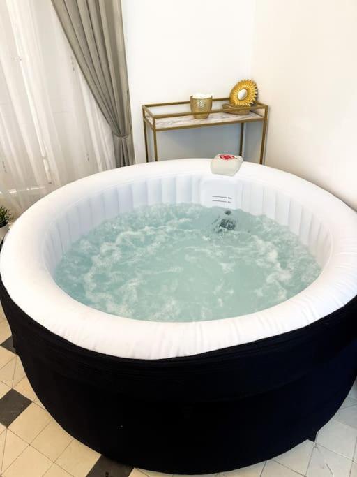 Romantique Jacuzzi, Au Chateau A 30 Min De Paris Leilighet Limay Eksteriør bilde